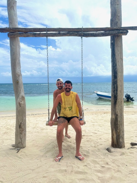 André e Tiago — Baloiço na Praia